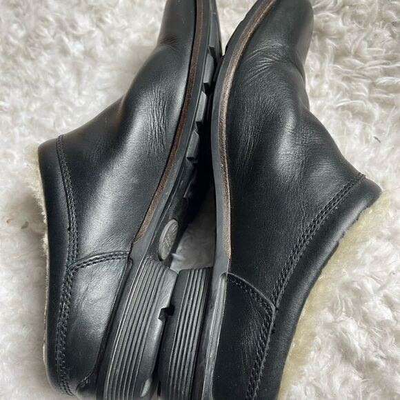 UGG Black leather clog sheepskin lining rubber soles size8 - Picture 4 of 9